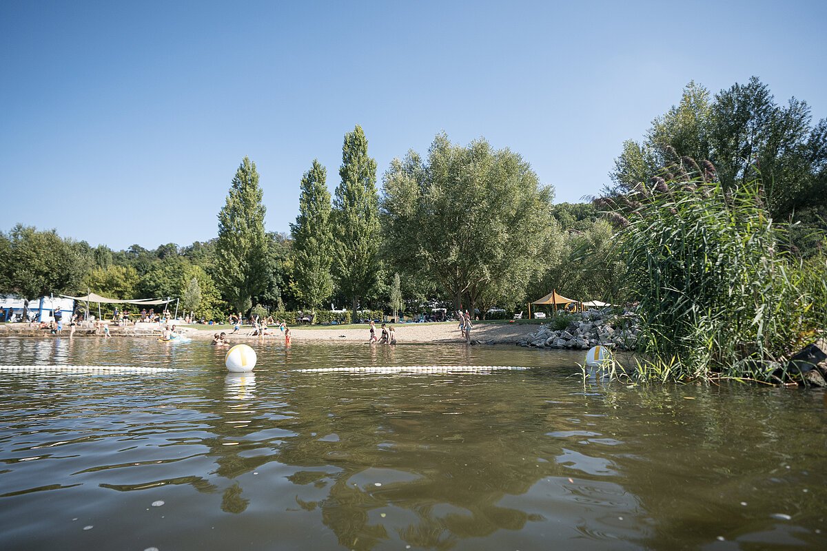 Wasser eine Bucht mit Sand