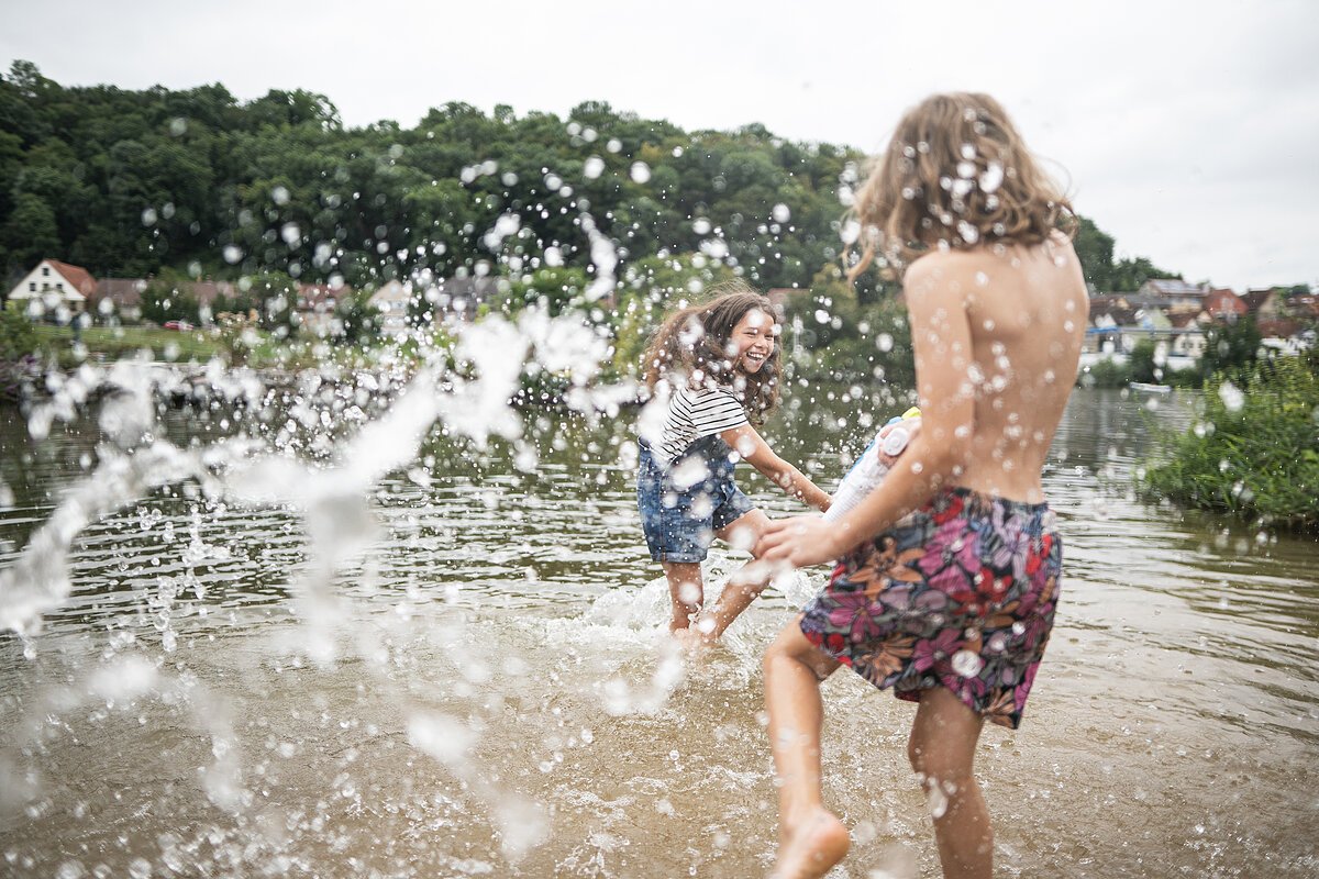 Kinder im Wasser Kinder spielen im Wasser