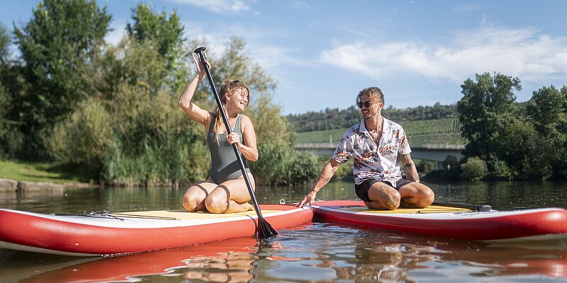 SUP zwei Menschen auf zwei Stand up Paddles