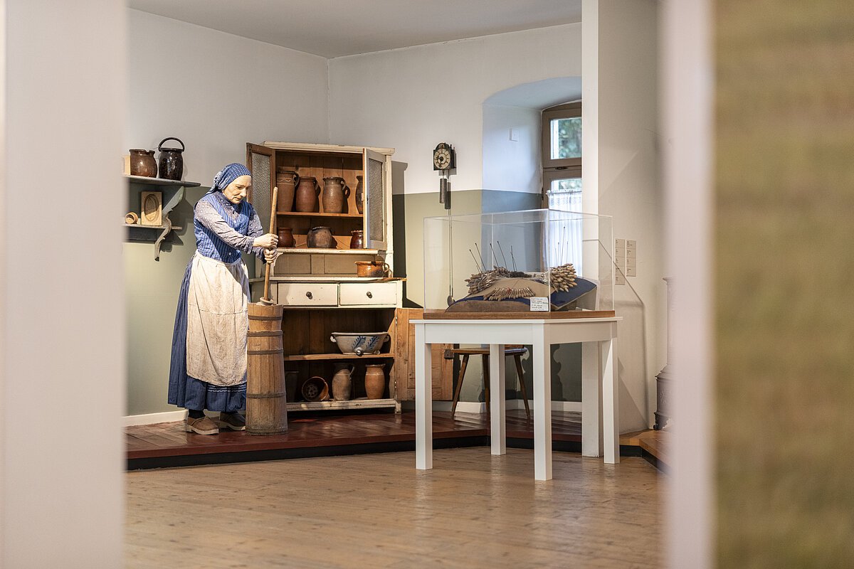 Zimmer Herrenmühle ältere Frau putzt