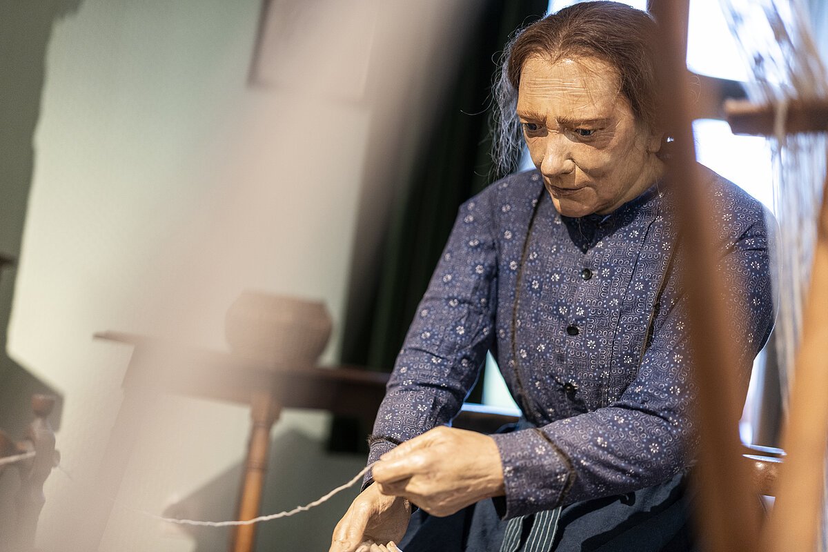Frau Herrenmühle Frau webt