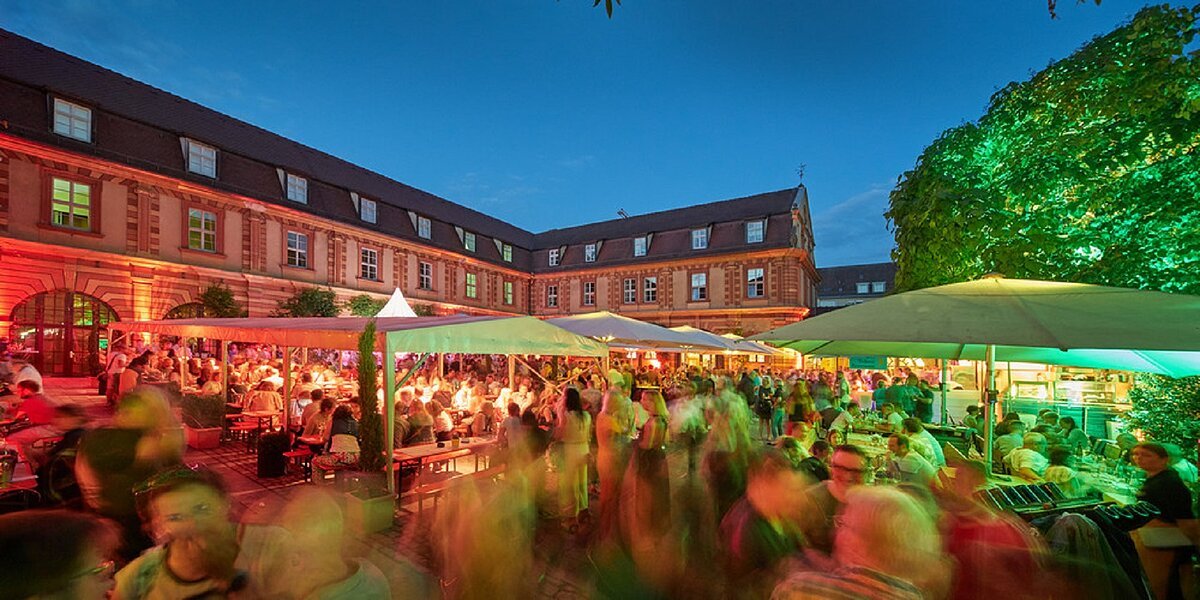 Bürgerspital Hofschoppenfest Bunt iluminiertes Bürgerspital Hofenschoppenfest mit Gästen im Innenhof des Bürgerspitals