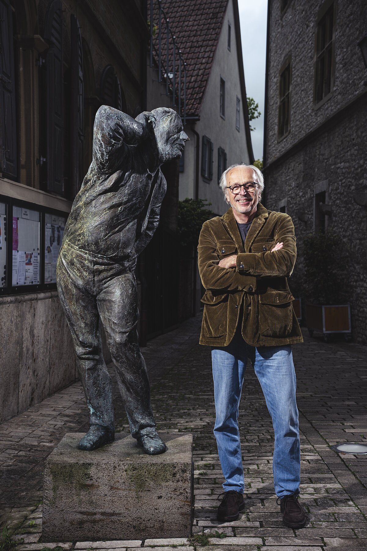 Header lebensgroße Bronzefigur mit Mensch