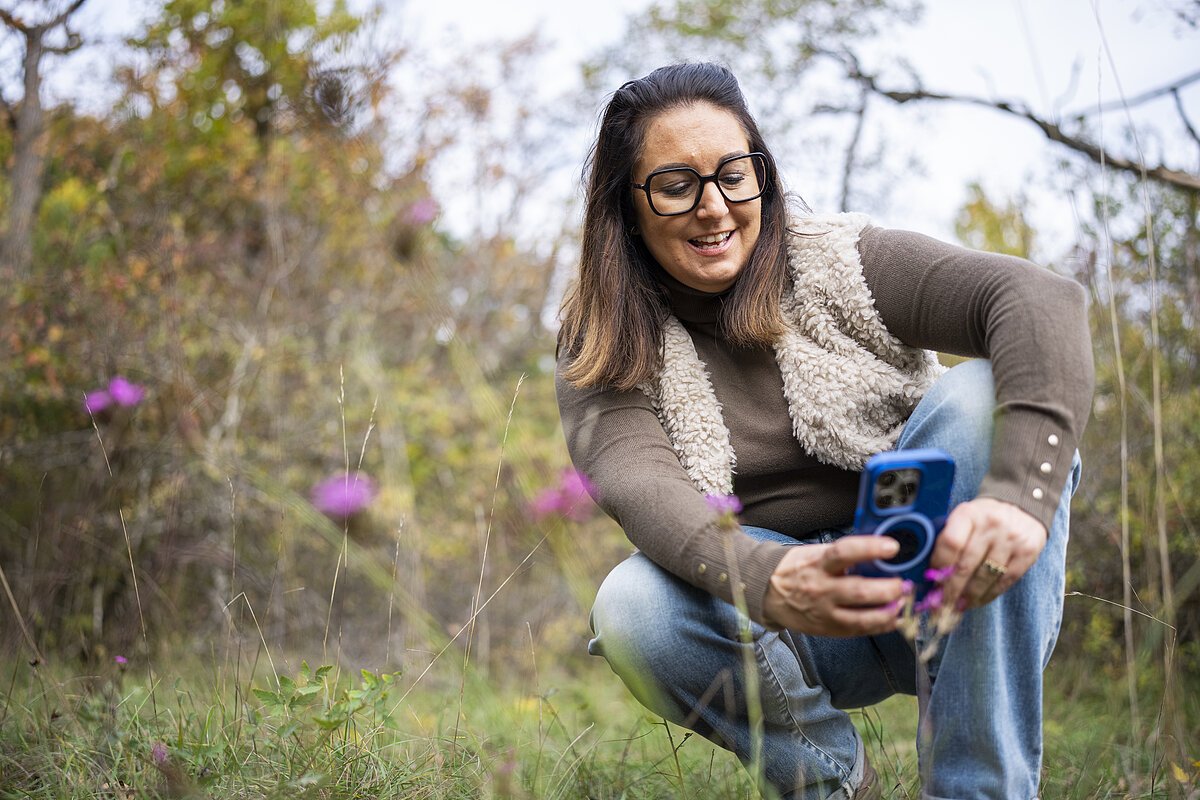 Katharina in der Natur Frau in der Natur macht ein Bild von einer Blume