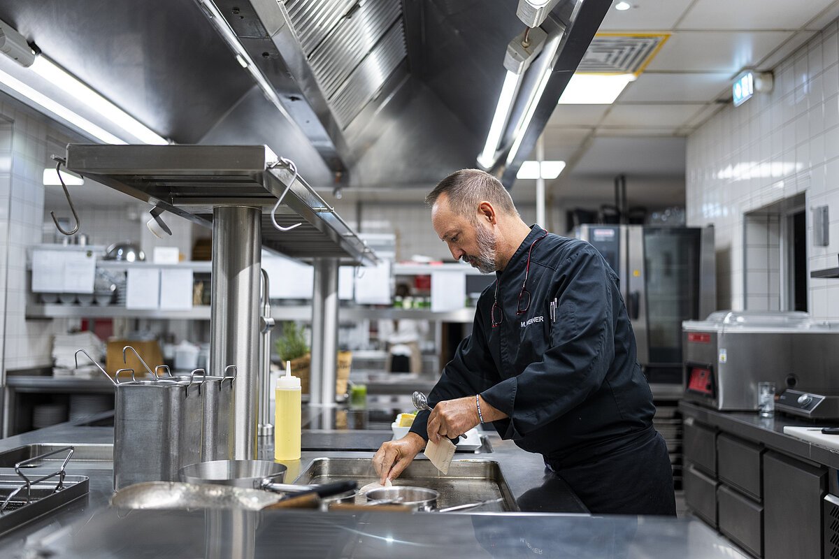 Küchenchef bei der Arbeit