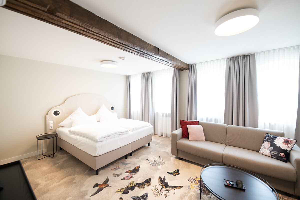 Hotelzimmer mit Bett und Sofa