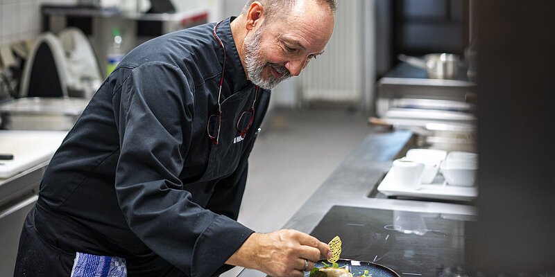 Header neu Küchenchef bei der Arbeit