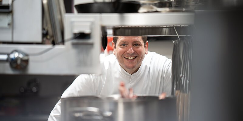 Küchenchef Sven Heß Sven Heß, der Küchenchef in seiner Küche vom Gasthaus & Hotel Winzerstube in Rödelsee