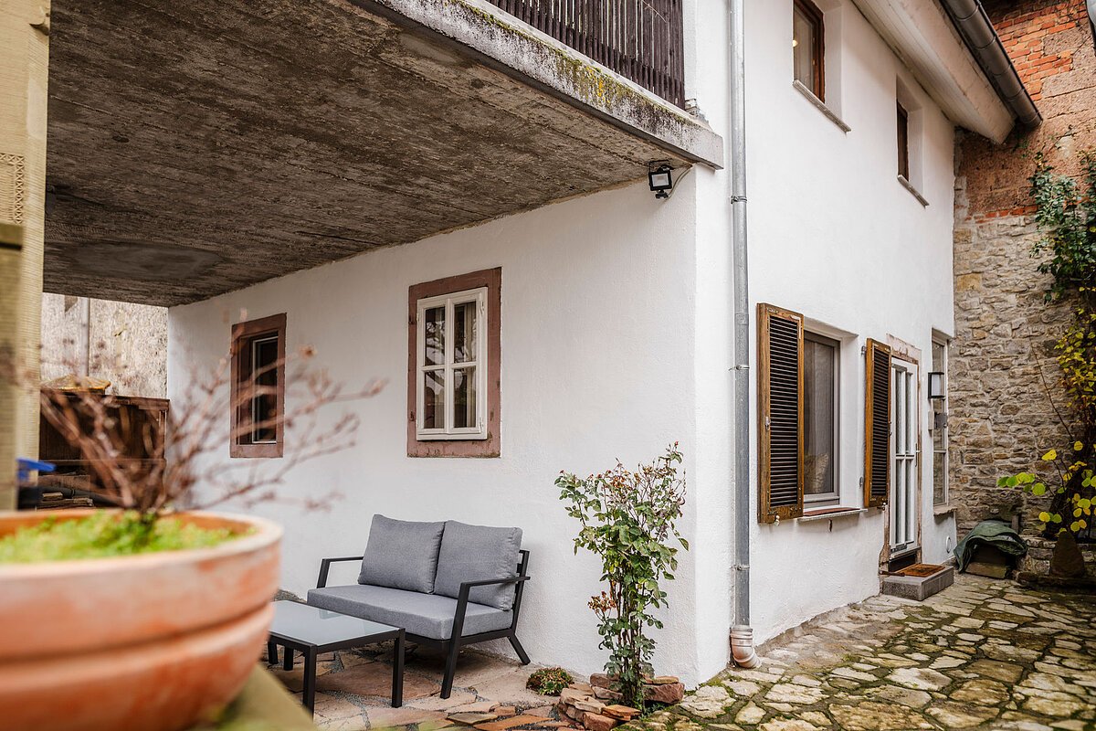 Ferienhaus "Zum Goldschmied" Außenansicht mit überdachter Sitzecke